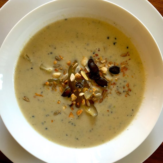 Chicoréesuppe mit Nüssen