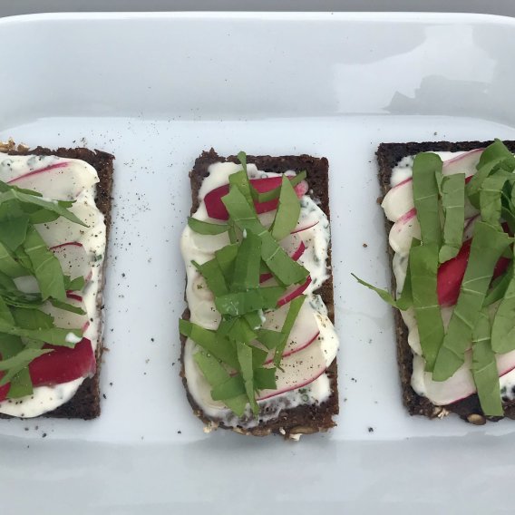 Rezept Pumpernickel mit Radieschenquark | compactcook.com